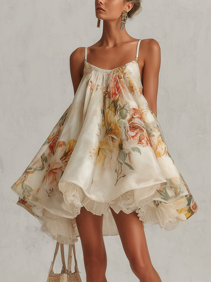 Bolette | A-formet minikjole i beige blomstret organza med blondekant