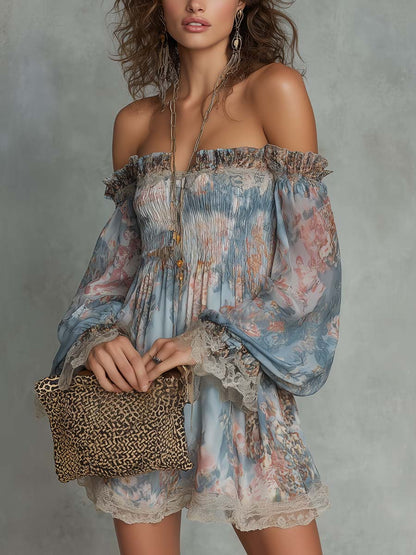 Gunvor | Rynket minikjole i chiffon med bare skuldre og romantiske blomster