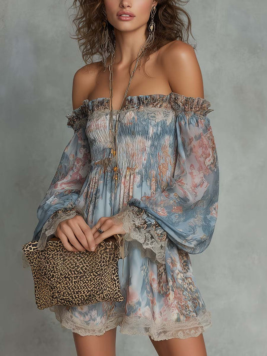 Gunvor | Rynket minikjole i chiffon med bare skuldre og romantiske blomster