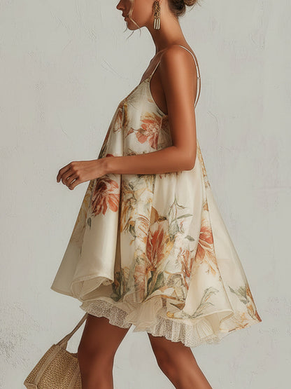 Bolette | A-formet minikjole i beige blomstret organza med blondekant