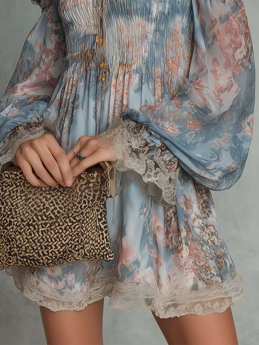Gunvor | Rynket minikjole i chiffon med bare skuldre og romantiske blomster