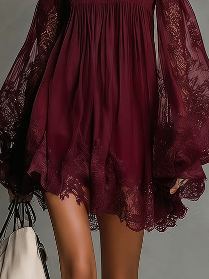 Nynne | Kort marineblå chiffonkjole med bare skuldre og blondedetaljer