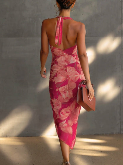 Yrsa | Fuchsia kjole med blomsterprint, draperet side og slids