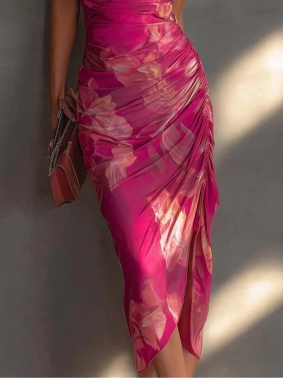 Yrsa | Fuchsia kjole med blomsterprint, draperet side og slids