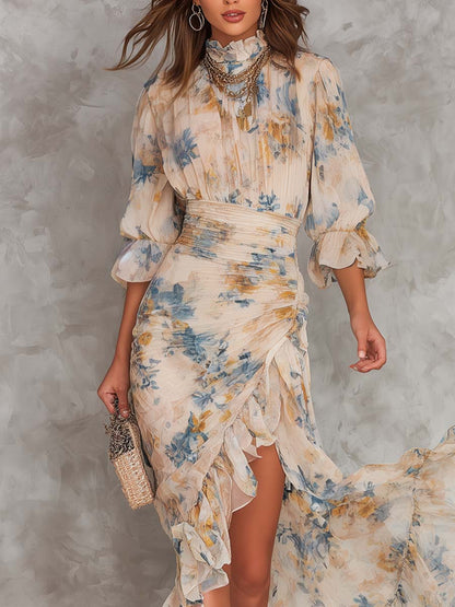 Inge | Uregelmæssig maxikjole i chiffon med blomsterprint og høj hals