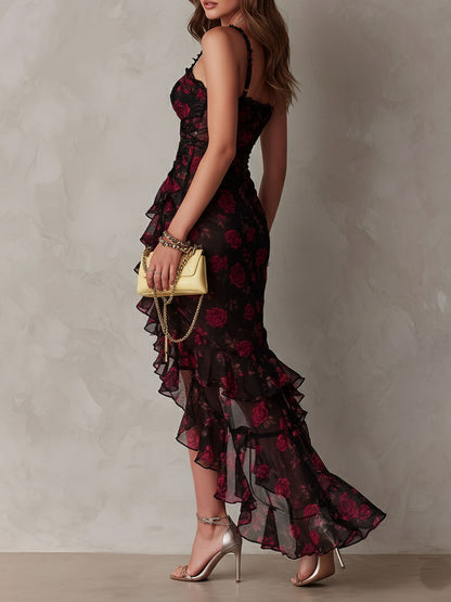 Birgitte | Kort draperet kjole i sort og rødt med blomster og flæsekant
